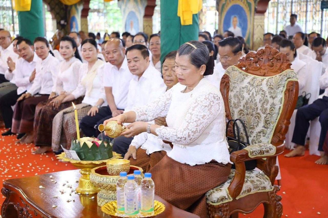 ឯកឧត្តមបណ្ឌិត គឹម ធា អញ្ជើញចូលរួមពិធីប្រគេនទៀនព្រះវស្សា និងទេយ្យវត្ថុដល់ព្រះសង្ឃចំនួន១៩វត្ត នៅខេត្តស្វាយរៀង តាមបែបប្រពៃណីព្រះពុទ្ធសាសនា