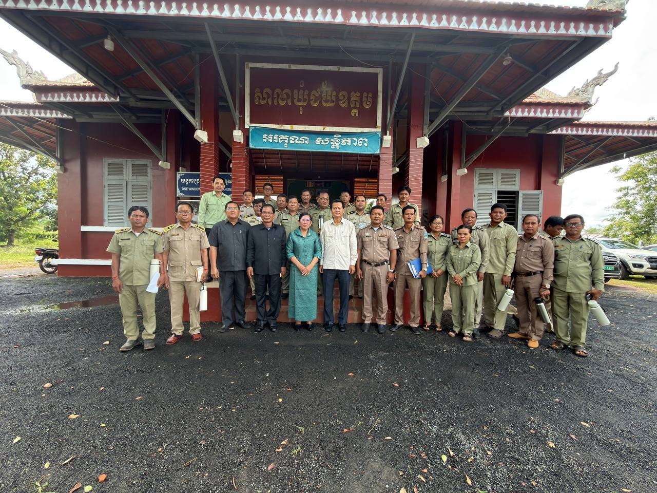 លោកជំទាវ ចឹក ហេង អញ្ជើញចុះជួបសំណេះសំណាល និងឈ្វេងយល់បញ្ហាប្រឈមនិងសំណូមពរជាមួយក្រុមប្រឹក្សាឃុំចំនួន៦ ស្មៀន និងនាយប៉ុស្តិ៍នគរបាល នៃស្រុកលំផាត់ ខេត្តរតនគិរី