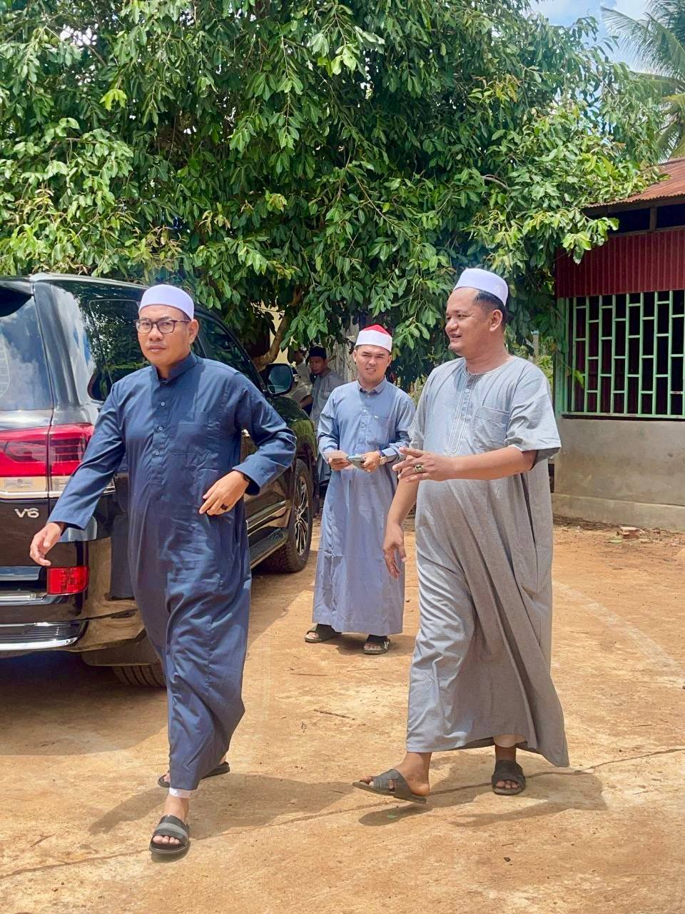 ឯកឧត្តម ស្លេះ ពុនយ៉ាម៉ីន អញ្ជើញចូលរួមរំលែកទុក្ខ និងគោរពវិញ្ញាណក្ខន្ធសពលោក ស្មាន សាឡឹម មេភូមិមាឃ៣ ឃុំព្រែកកក់ ស្រុកស្ទឹងត្រង់ ខេត្តកំពង់ចាម