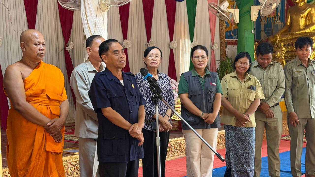ឯកឧត្តម សត ណាឌី និងលោកជំទាវ ឯម ផលាមុនី អញ្ជើញសំណេះសំណាល និងនាំយកអំណោយ ចែកជូនជនភៀសសឹក និងប្រជាពលរដ្ឋក្រីក ចំនួន៨០គ្រួសារ នៅស្រុកអង្គរជុំ ខេត្តសៀមរាប