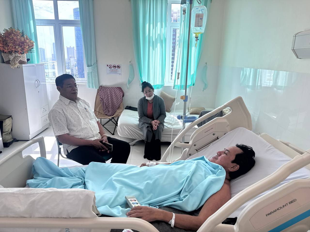 ឯកឧត្តម អ៊ុន វណ្ណា អញ្ជើញសួរសុខទុក្ខលោក ហេង ពិកាណារ៉ាក់ នៅមន្ទីរពេទ្យកាល់ម៉ែត រាជធានីភ្នំពេញ