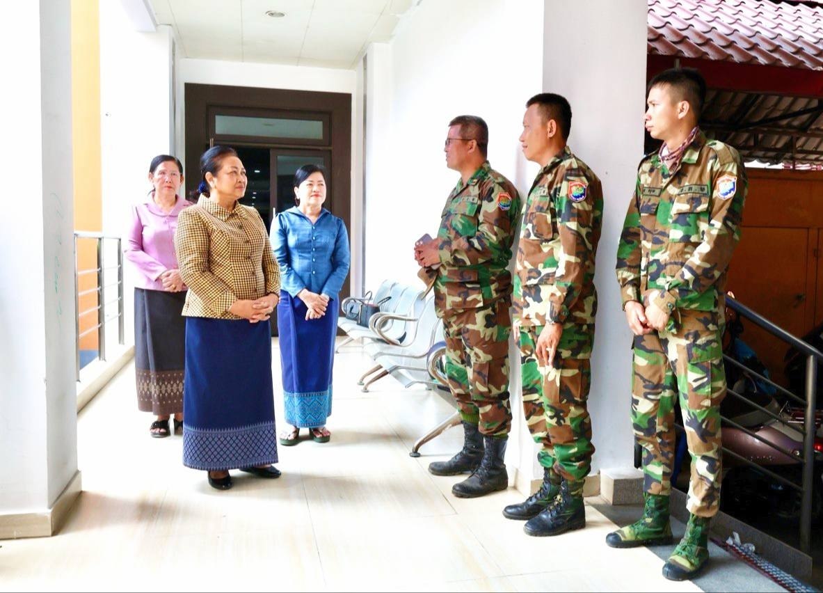 លោកជំទាវ មាន សំអាន អញ្ជើញជួបសួរសុខទុក្ខ និងផ្តល់ថវិកា ព្រមទាំងឧបត្ថម្ភប្រេងសាំង ជូនវីរកងទ័ពឈរជើងការពារព្រំដែន នៅខេត្តពោធិ៍សាត់