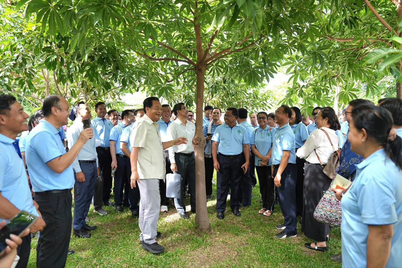 ឯកឧត្តមបណ្ឌិត ម៉ុង ឫទ្ធី អញ្ជើញទទួលដំណើរទស្សនកិច្ចសិក្សារបស់សិក្ខាកាម នៃសាលាភូមិន្ទរដ្ឋបាល ចំនួន៨៩នាក់ មកសិក្សាស្វែងយល់ពីនវានុវត្តន៍នៅក្នុងតំបន់រមណីយដ្ឋានអភិវឌ្ឍន៍កសិ-ទេសចរណ៍ ម៉ុង ឫទ្ធី សែនជ័យ នៅខេត្តកំពង់ស្ពឺ