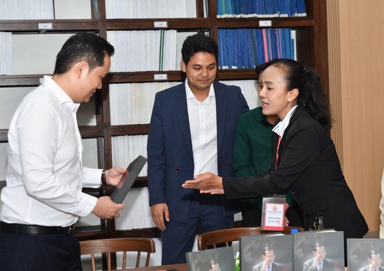ពិធីសំណេះសំណាល និងប្រគល់-ទទួលសៀវភៅ «The Father, Who Shielded and Never Left» រវាងឯកឧត្តម ឌី បញ្ញា អគ្គលេខាធិការរងព្រឹទ្ធសភា និងលោកស្រី FARI អ្នកនិពន្ធសៀវភៅ