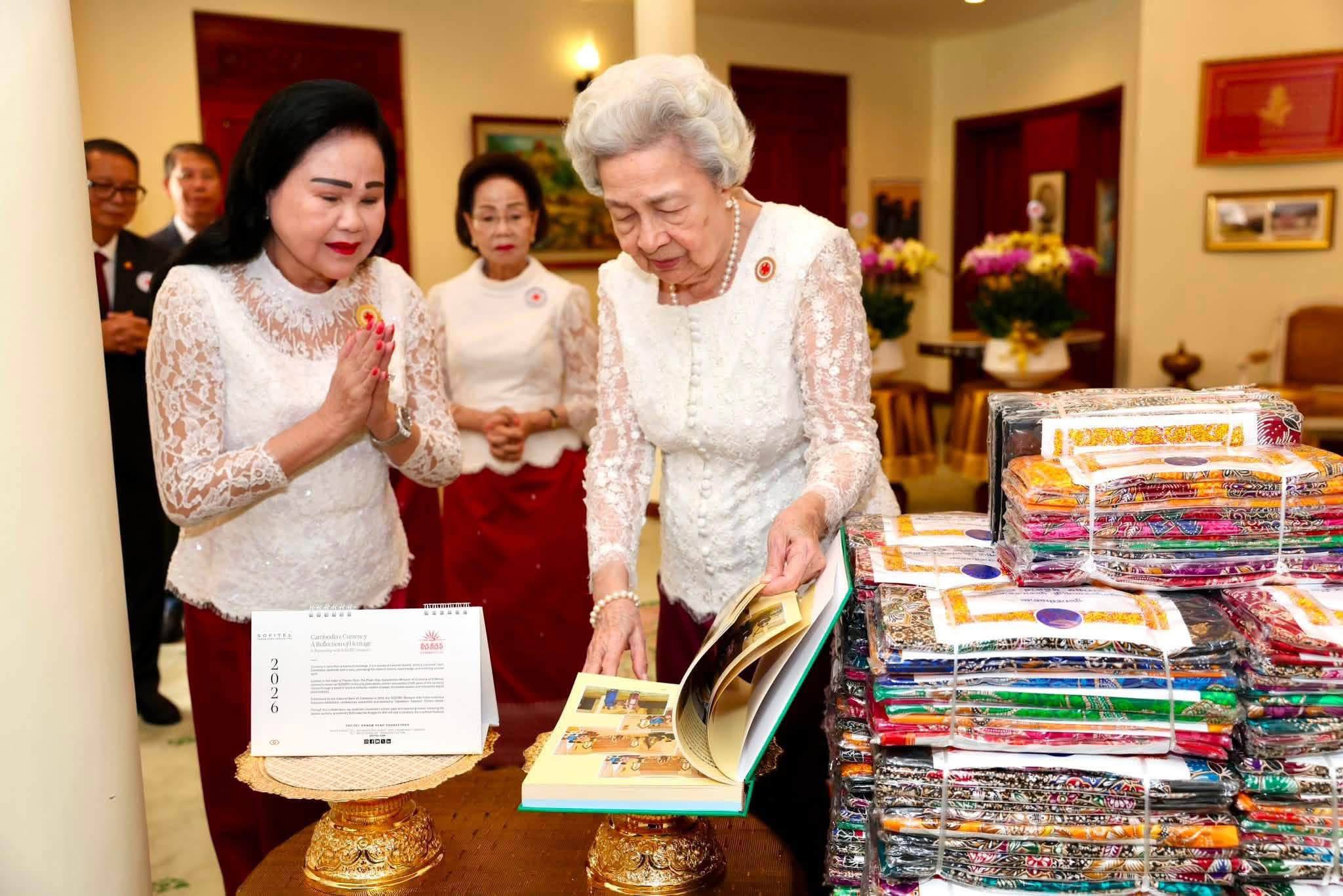 លោកជំទាវបណ្ឌិត អ៊ុក ម៉ាលី អញ្ជើញអមដំណើរ សម្តេចកិត្តិព្រឹទ្ធបណ្ឌិត ដឹកនាំគណៈប្រតិភូ ចូលក្រាបថ្វាយបង្គំគាល់សម្តេចព្រះមហាក្សត្រី ព្រះវររាជមាតាជាតិខ្មែរ