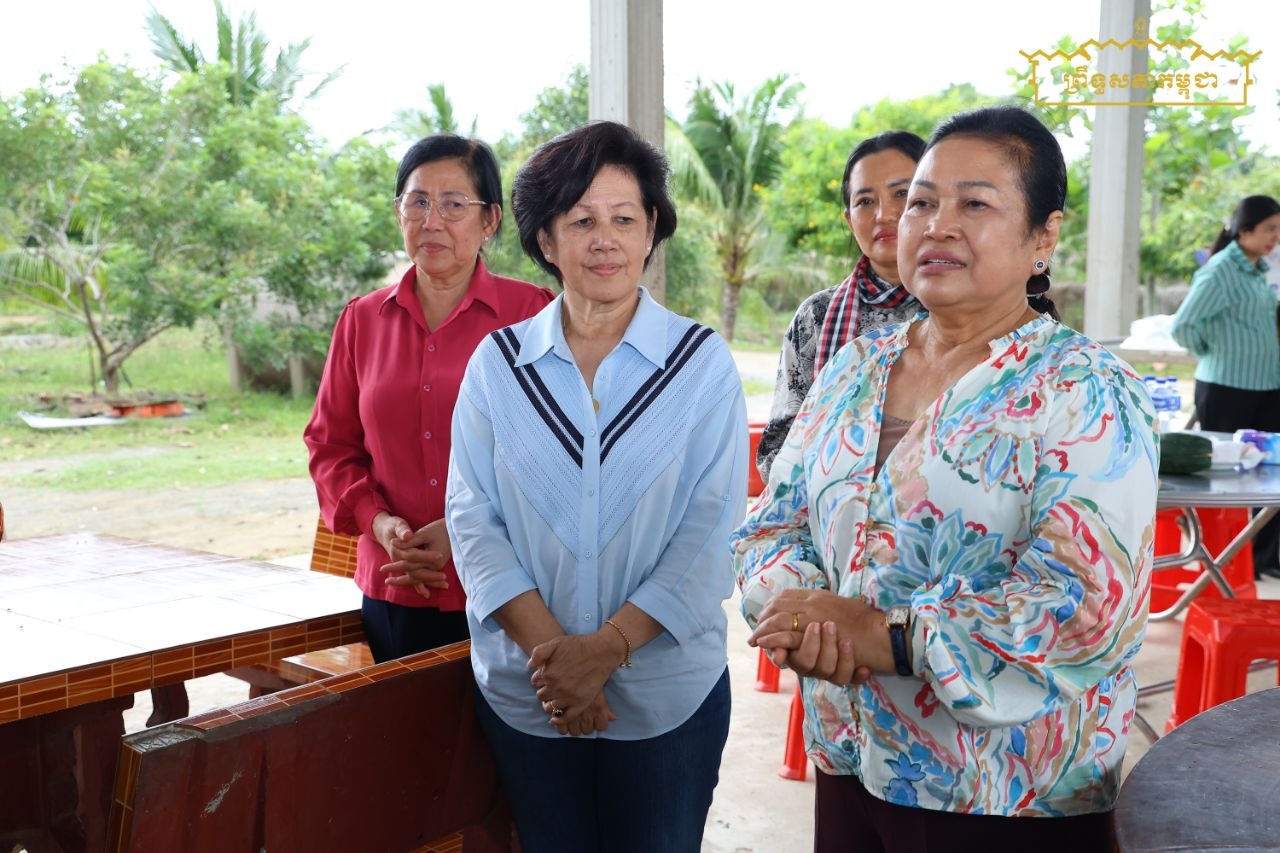 លោកជំទាវ មាន សំអាន និងសម្តេចរាជបុត្រីព្រះអនុជ នរោត្តម អរុណរស្មី ដឹកនាំក្រុមសមាជិកាព្រឹទ្ធសភា ចុះសួរសុខទុក្ខកម្មករចម្ការលម្មើរធម្មជាតិ និងកសិដ្ឋានបន្លែចម្រុះ នៅខេត្តកំពង់ស្ពឺ