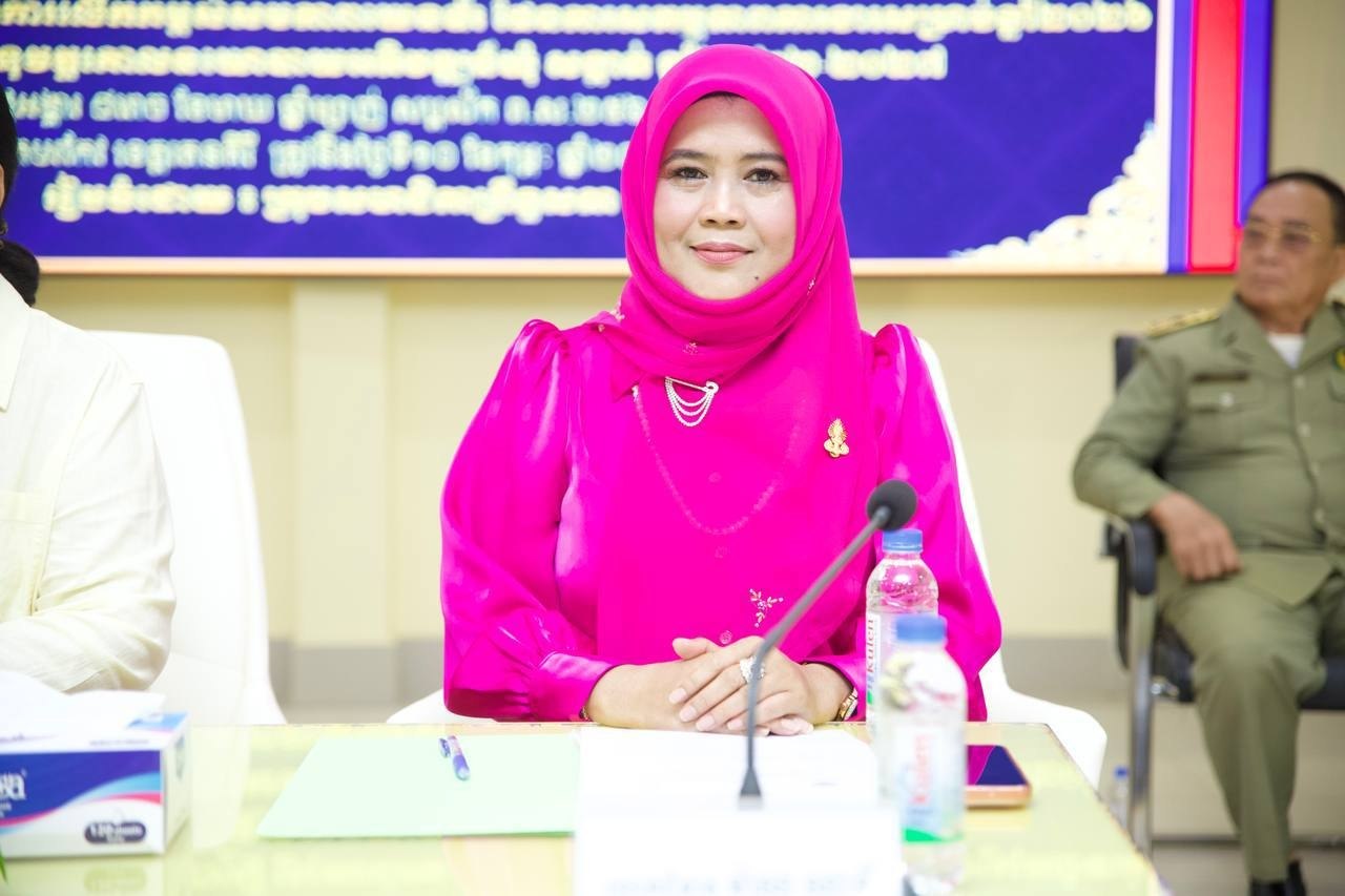 លោកជំទាវ ម៉ាណ ណាវី ឧបត្ថម្ភស៊ីម៉ងត៍ និងស៊ូរ៉ាវអាល់អឹកពើរ ដល់វិហារធំគីឡូម៉ែត្រលេខ៩ 