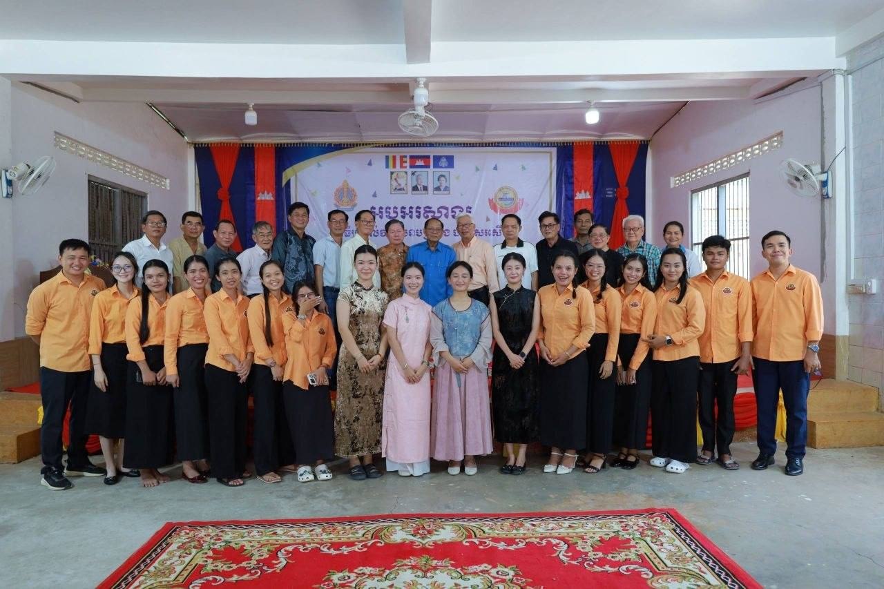 ឯកឧត្ដម ឈើយ ចាន់ណា អញ្ជើញចូលរួមពិធីអាហារសាមគ្គីជូនដំណើរគ្រូស្ម័គ្រចិត្តជនជាតិចិនបានបញ្ចប់បេសកកម្មឆ្នាំសិក្សា ២០២៥-២០២៦ នៅសាលាផីឆឹង