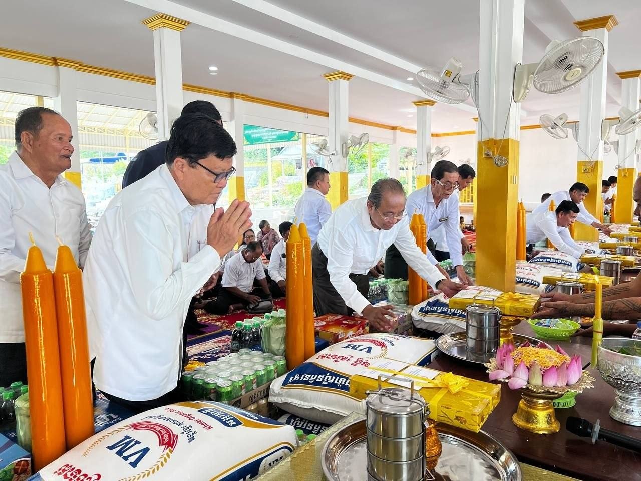 ឯកឧត្តម អ៊ឹង លាងហ៊ួ នាំយកទៀនចំណាំព្រះវស្សា និងទេយ្យវត្ថុទៅប្រគេនព្រះគ្រូចៅអធិការវត្តចំនួន១១ និងអាស្រមមួយ ក្នុងស្រុកជលគិរី ខេត្តកំពង់ឆ្នាំង