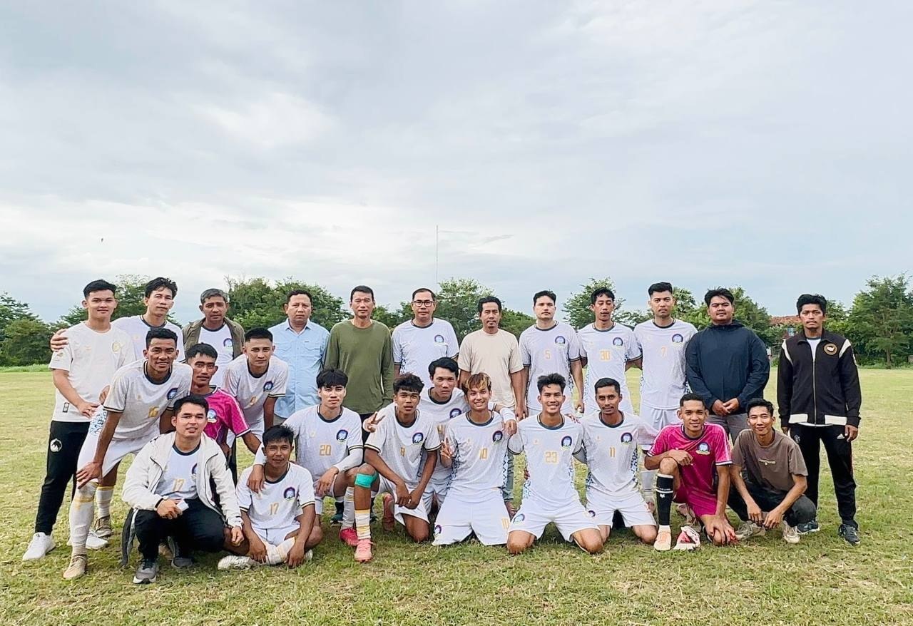 ឯកឧត្តម ស្លេះ ពុនយ៉ាមុីន ឧបត្ថម្ភថវិកាចំនួន១.០០០.០០០រៀល ជូនដល់ក្រុមកីឡាករបាល់ទាត់ ស.ស.យ.ក. ខេត្តកំពង់ចាម