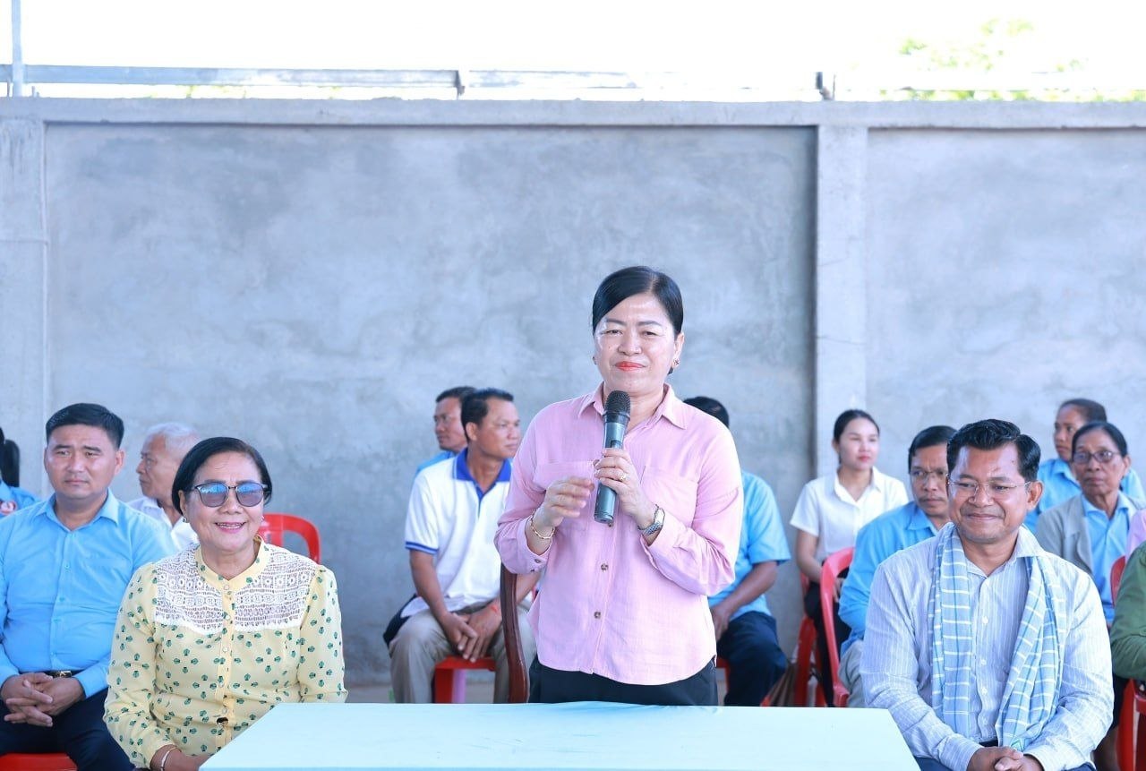 លោកជំទាវ ឃួន ឃុនឌី អញ្ជើញសំណេះសំណាលបងប្អូនស្ត្រីជាអាជីវករលក់ក្រឡាន នៅស្រុកកំពង់ស្វាយ ខេត្តកំពង់ធំ