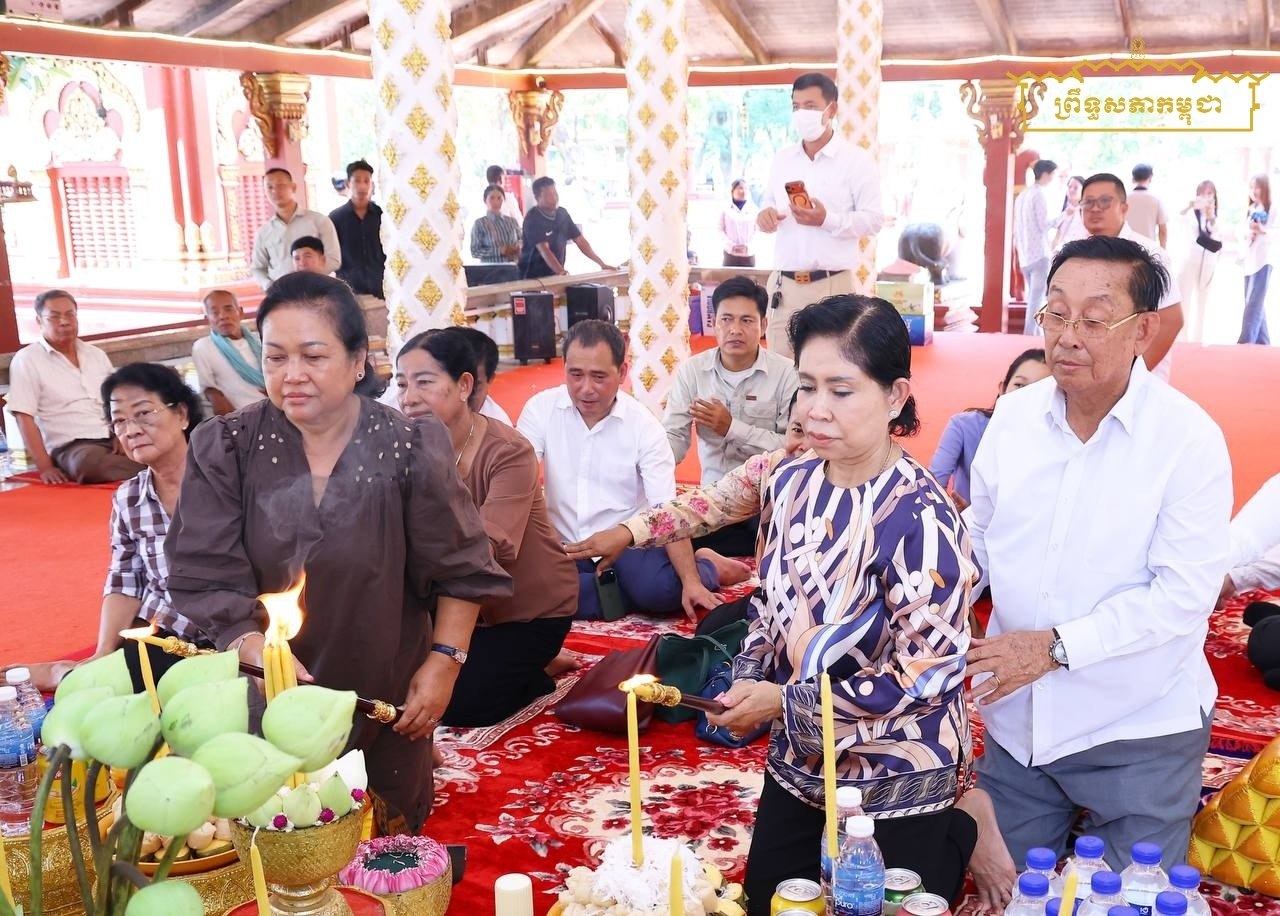គណៈកម្មការទី៨ នៃព្រឹទ្ធសភា អញ្ជើញអុជធូបបន់ស្រន់សុំសេចក្តីសុខ នៅបូជនីដ្ឋានប្រវត្តិសាស្ត្រលោកទេពឧកញ៉ា ឃ្លាំង មឿង