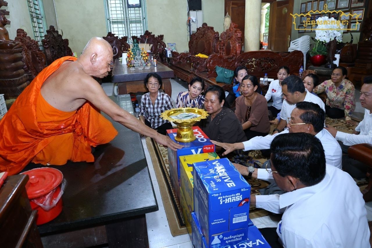គណៈកម្មការទី៨ នៃព្រឹទ្ធសភា អញ្ជើញប្រគេនទេយ្យទាន និងបច្ច័យដល់ព្រះសង្ឃគង់ចាំព្រះវស្សា នៅវត្តហង្សាបីតិ ហៅព្រែកស្ដី ខេត្តពោធិ៍សាត់