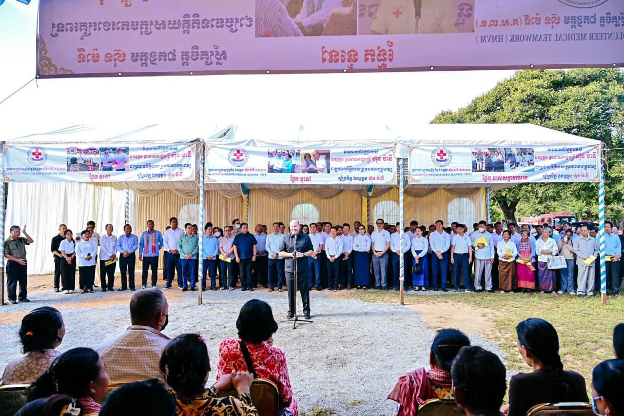 ឯកឧត្តម ឈិត សុខុន អញ្ជើញចូលរួមពិធីផ្សព្វផ្សាយអប់រំសុខភាព វគ្គសង្គ្រោះបឋម និងពិនិត្យព្យាបាលជំងឺ ចែកឱសថជូនប្រជាពលរដ្ឋដោយឥតគិតថ្លៃ នៅអនុវិទ្យាល័យបន្ទាយខ្មែរ ខេត្តកំពង់ស្ពឺ