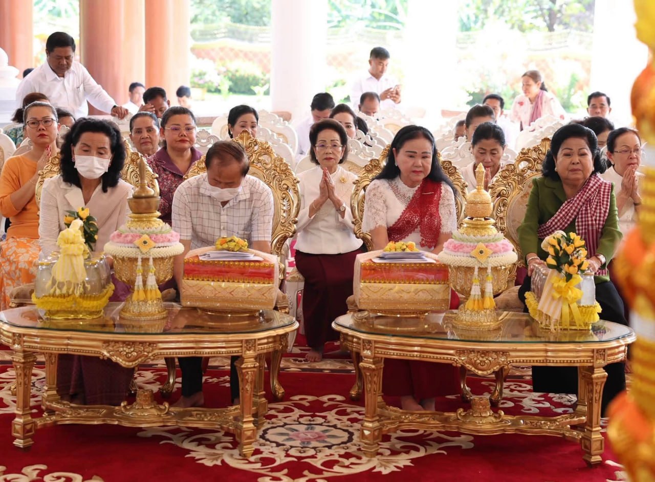 លោកជំទាវបណ្ឌិត អ៊ុក ម៉ាលី អញ្ជើញអមដំណើរសម្តេចកិត្តិព្រឹទ្ធបណ្ឌិត អញ្ជើញនាំយកទៀនព្រះវស្សា ប្រេងវស្សា គ្រឿងឧបភោគបរិភោគ ភេសជ្ជៈ និងបច្ច័យ ទៅវេរប្រគេនព្រះសង្ឃគង់ចាំព្រះវស្សា ចំនួន៨វត្ត ក្នុងឃុំរកាខ្នុរ ស្រុកក្រូចឆ្មារ ខេត្តត្បូងឃ្មុំ