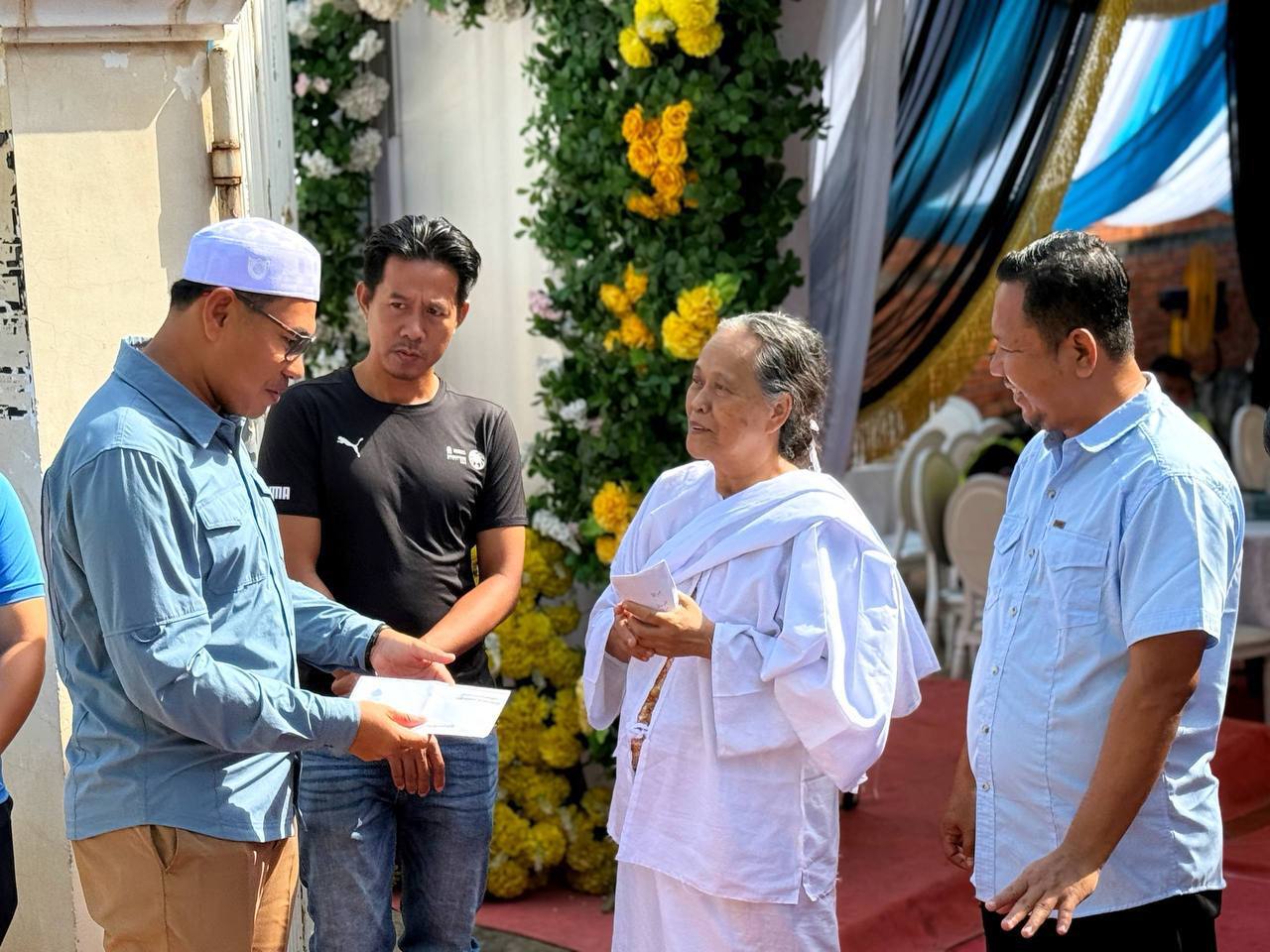 ឯកឧត្តម ស្លេះ ពុនយ៉ាម៉ីន អញ្ជើញចូលរួមរំលែកមរណទុក្ខគ្រួសារសព លោក លាង ប៉េងទ្រី និងលោកស្រី ណូ រ៉កីយ៉ះ ក្នុងភូមិរកាក្រោម សង្កាត់សំបួរមាស ក្រុងកំពង់ចាម