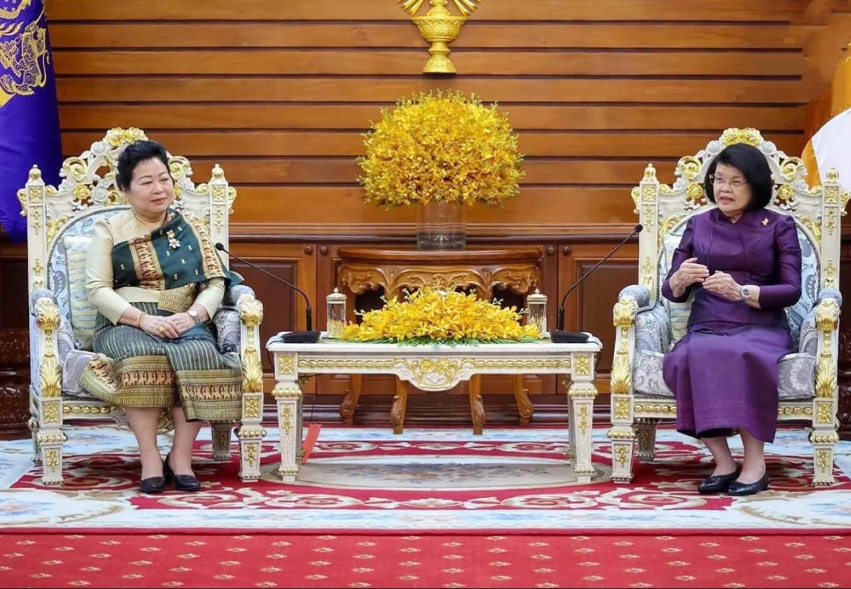លោកជំទាវ មាន សំអាន អញ្ជើញអមដំណើរគណៈប្រតិភូសហព័ន្ធនារីឡាវ  ចូលជួបសម្តែងការគួរសម និងពិភាក្សាការងារជាមួយ សម្តេចមហារដ្ឋសភាធិការធិបតី ឃួន សុដារី