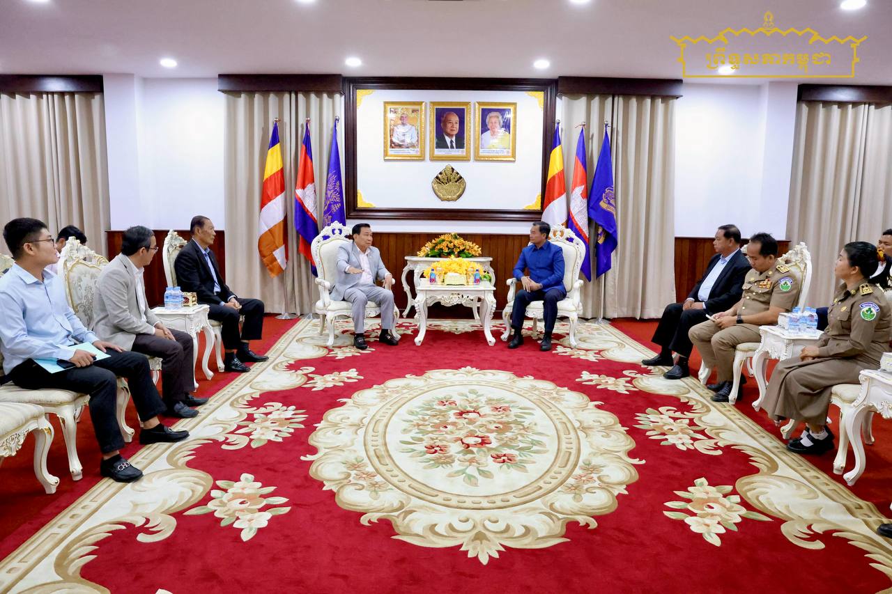 គណៈប្រតិភូគណៈកម្មការទី១០ព្រឹទ្ធសភា នាំយកអំណោយដ៏ថ្លៃថ្លារបស់សម្តេចតេជោ ប្រធានព្រឹទ្ធសភា រួមជាមួយមូលនិធិចែករំលែកសង្គ្រោះជីវិតសកល ប្រគល់ជូនរដ្ឋបាលខេត្តកំពង់ស្ពឺ