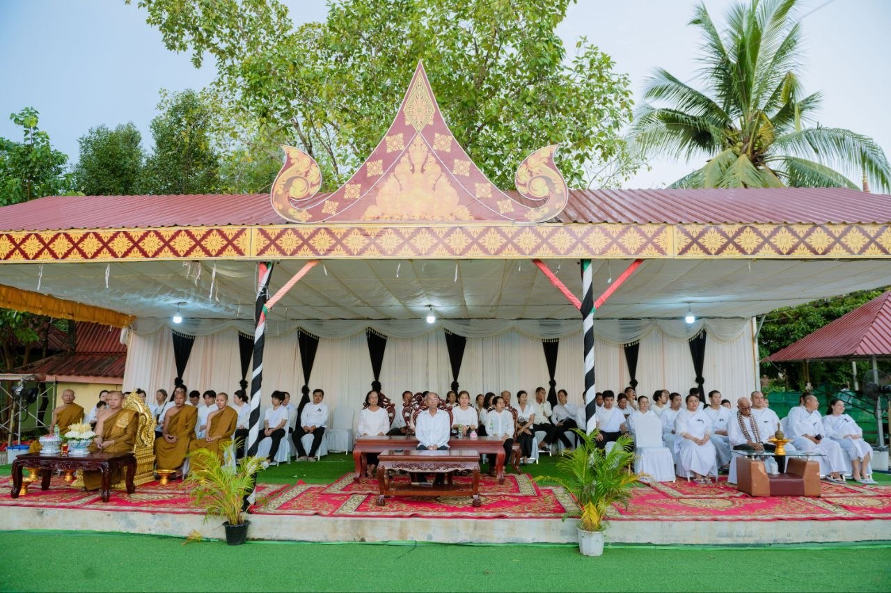 ឯកឧត្តម អាយ ខន អញ្ជើញជាអធិបតីក្នុងពិធីបូជាសព លោកជំទាវ កៅ សុផល្លី ត្រូវជាភរិយាឯកឧត្តម សោម សុធីរ ទីប្រឹក្សាក្រសួងមហាផ្ទៃ
