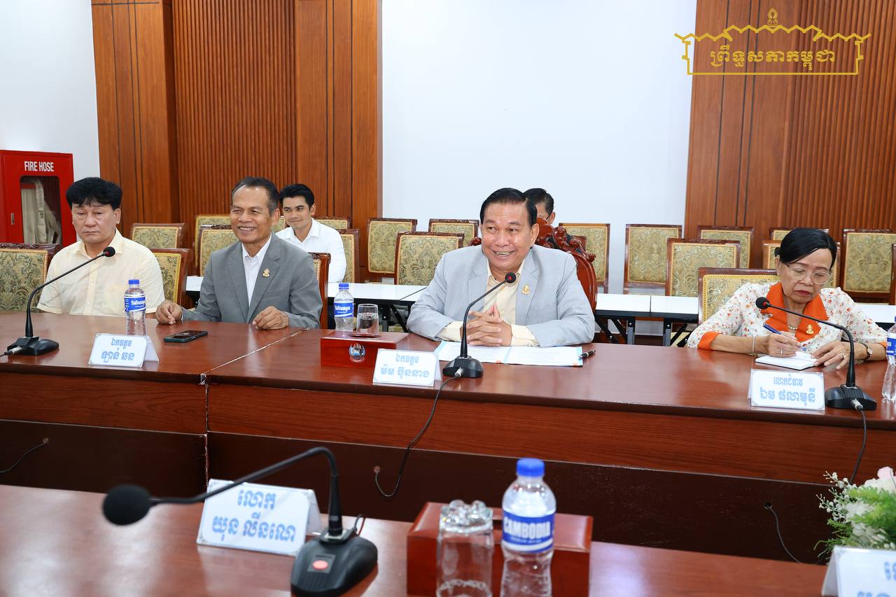គណៈប្រតិភូគណៈកម្មការទី១០ ព្រឹទ្ធសភា នាំយកអំណោយមនុស្សធម៌ ក្នុងទំហំទឹកប្រាក់ជាងមួយលានដុល្លារអាម៉េរិក ប្រគល់ជូនរដ្ឋបាលខេត្តសៀមរាប