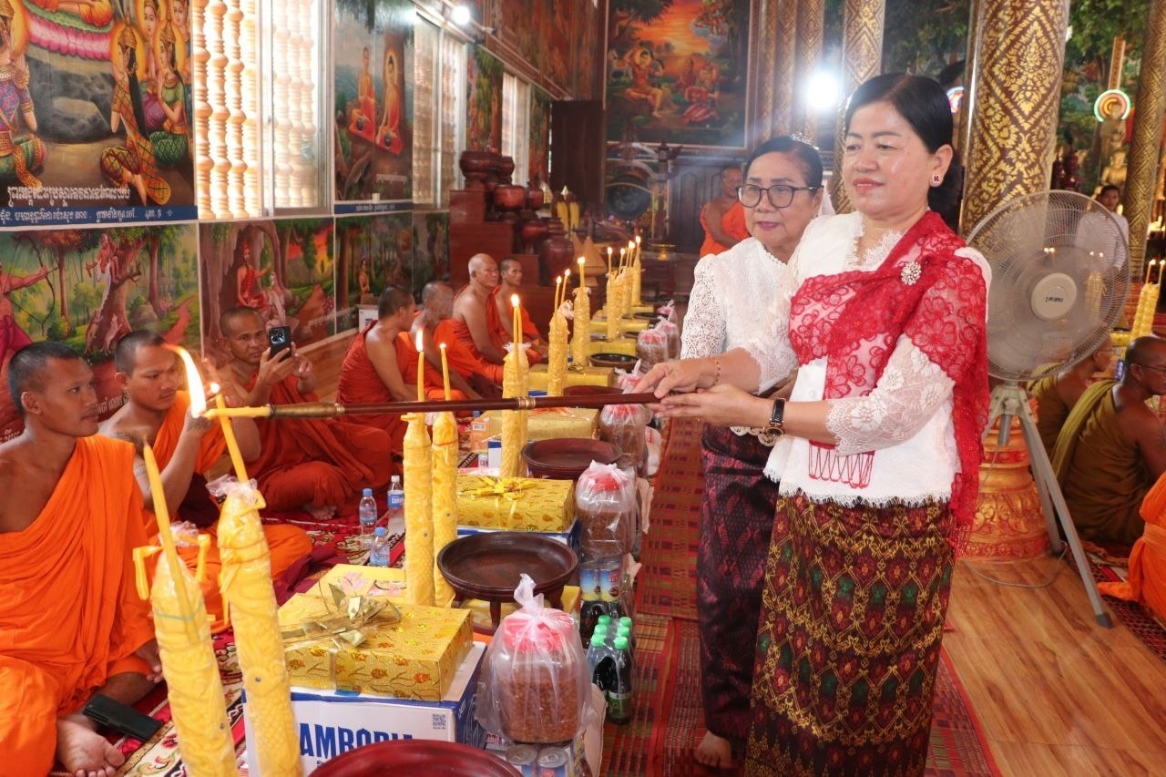 លោកជំទាវ ឃួន ឃុនឌី អញ្ជើញប្រារព្ធពិធីបុណ្យប្រគេនទៀនចំណាំព្រះវស្សាចំនួន៤០វត្ត ក្នុងស្រុកកំពង់ស្វាយ ខេត្តកំពង់ធំ