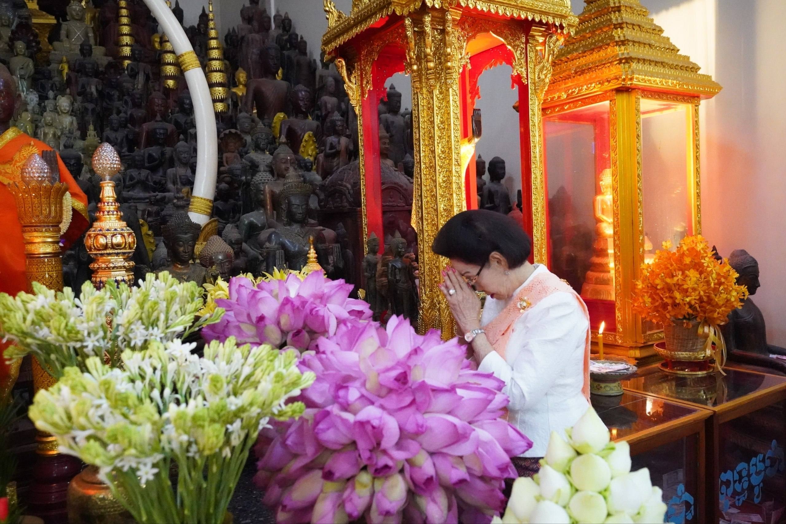 លោកជំទាវបណ្ឌិត អ៊ុក ម៉ាលី អញ្ជេីញថ្វាយ-ប្រគេនទៀនព្រះវស្សា និងទេយ្យទាន ចំពោះសម្តេចសង្ឃ និងព្រះសង្ឃគង់ចាំព្រះវស្សាវត្ដមុន្នីសុវណ្ណ ហៅវត្ដចំពុះក្អែក