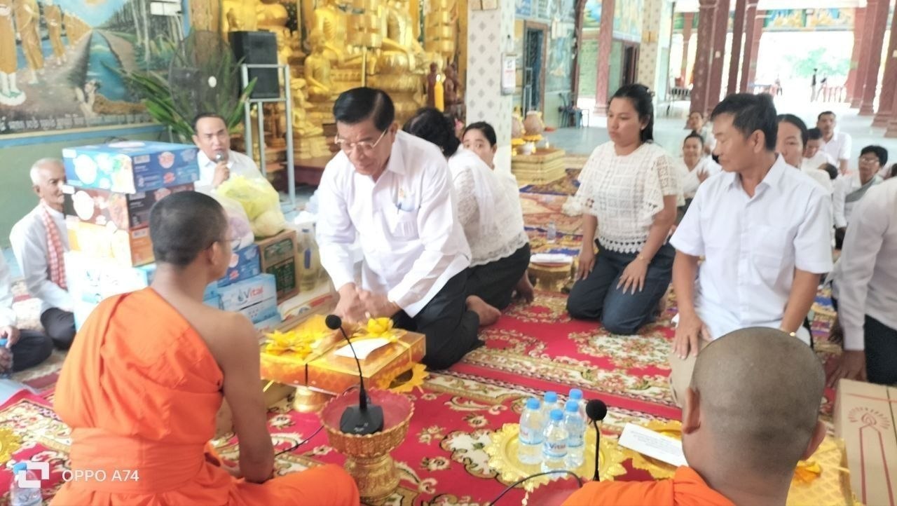 ឯកឧត្តម អ៊ុន វណ្ណា និងលោកជំទាវ អញ្ជើញនាំយកទៀនចំណាំព្រះវស្សា ទេយ្យវត្ថុ និងគ្រឿងបរិក្ខា ប្រគេនព្រះសង្ឃគង់ចាំព្រះវស្សា នៅវត្តដុង្គឧត្តម វត្តព្រៃផ្តៅ និងវត្តភ្ញីមាស ស្ថិតក្នុងឃុំព្រៃផ្តៅ ស្រុកព្រៃកប្បាស ខេត្តតាកែវ