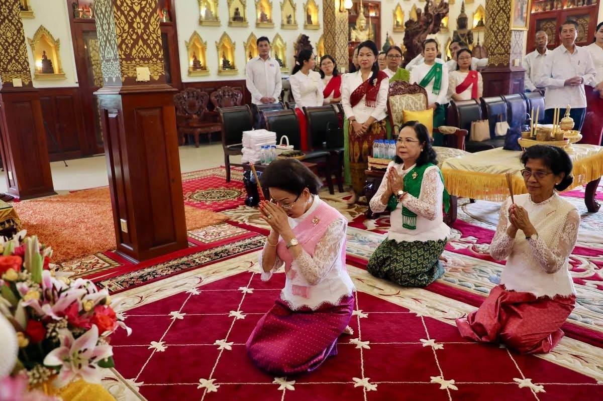 លោកជំទាវបណ្ឌិត អ៊ុក ម៉ាលី អញ្ជើញបូជាគ្រឿងសក្ការៈថ្វាយព្រះរតនត្រ័យ ព្រមទាំងនាំយកទេយ្យទាន និងទៀនចំណាំព្រះវស្សា ដែលជាសទ្ធាជ្រះថ្លារបស់សម្តេចទាំងទ្វេ ទៅវេរប្រគេនចំពោះព្រះសង្ឃគង់ចាំព្រះវស្សានៅវត្តប្រជុំនទី (ហៅវត្តក្រពើហា)