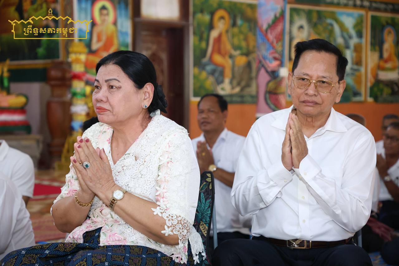 គណៈប្រតិភូគណៈកម្មការទី៧ព្រឹទ្ធសភា អញ្ជើញនាំយកទៀនចំណាំព្រះវស្សា និងទេយ្យទាន ប្រគេនព្រះសង្ឃគង់ចាំព្រះវស្សា នៅវត្តពោធិ៍វង្ស និងវត្តបទុមមង្គល ខេត្តតាកែវ