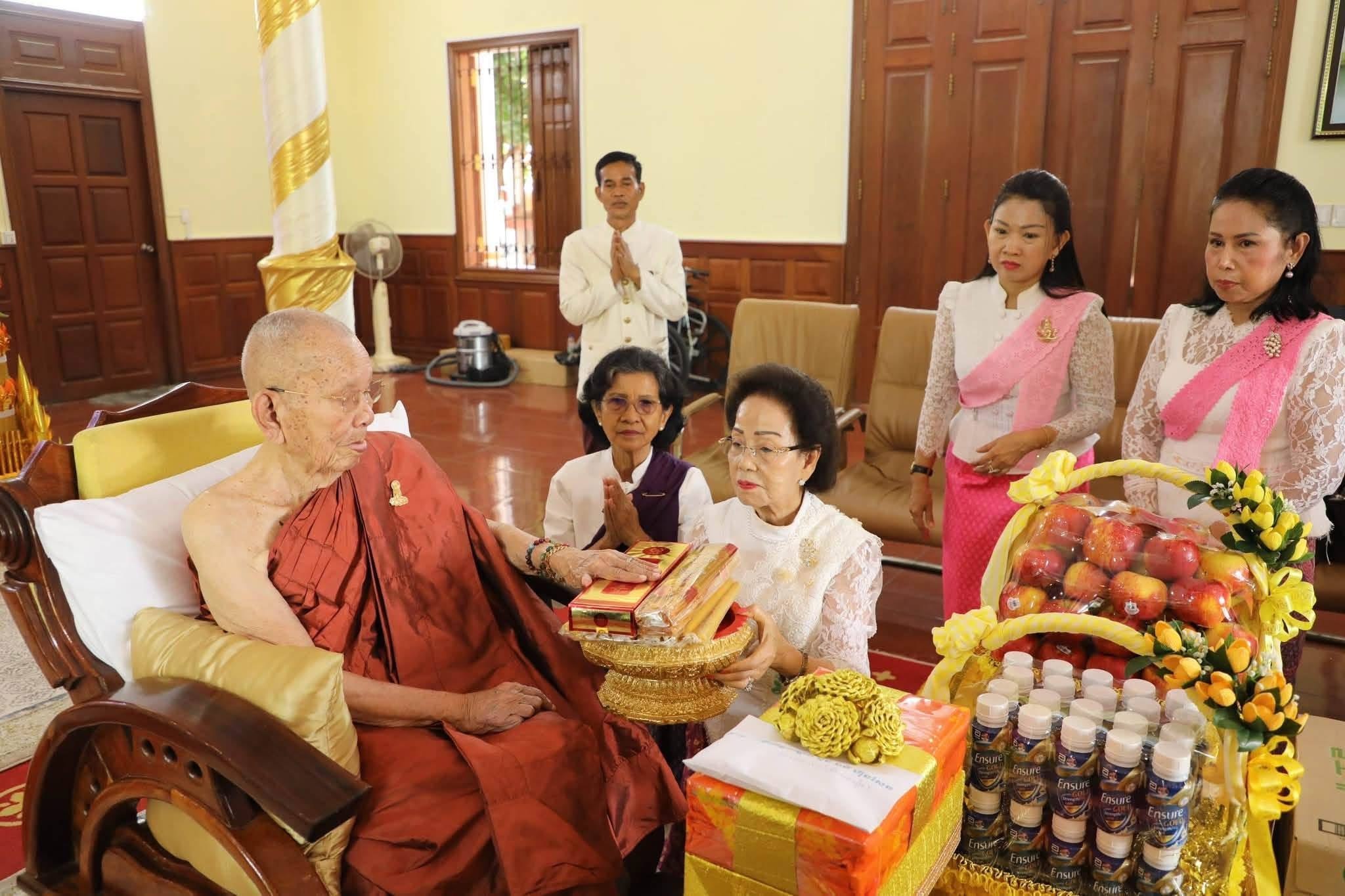 លោកជំទាវបណ្ឌិត​ អ៊ុក​ ម៉ាលី អញ្ជើញចូលក្រាបថ្វាយបង្គំគាល់សាកសួរពីព្រះរាជសុខភាព ព្រមទាំងនាំយកនូវទេយ្យវត្ថុ និងបច្ច័យថ្វាយប្រគេនផ្ទាល់ចំពោះសម្ដេចជាអម្ចាស់ សម្ដេចព្រះអគ្គមហាសង្ឃរាជាធិបតី កិត្តិឧទ្ទេសបណ្ឌិត នន្ទ ង៉ែត