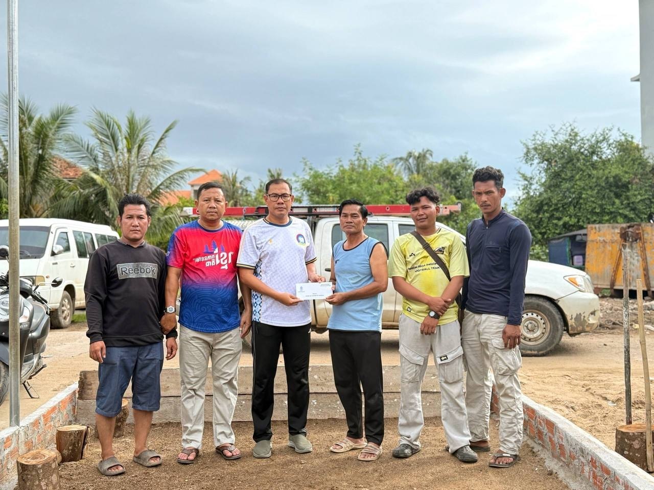 ឯកឧត្តម ស្លេះ ពុនយ៉ាមុីន អញ្ជើញនាំយកថវិកាឧបត្ថមជូនក្រុមកីឡាករប៉េតង់ (ប៊ូល) ដើម្បីរៀបចំកសាងទីលាន