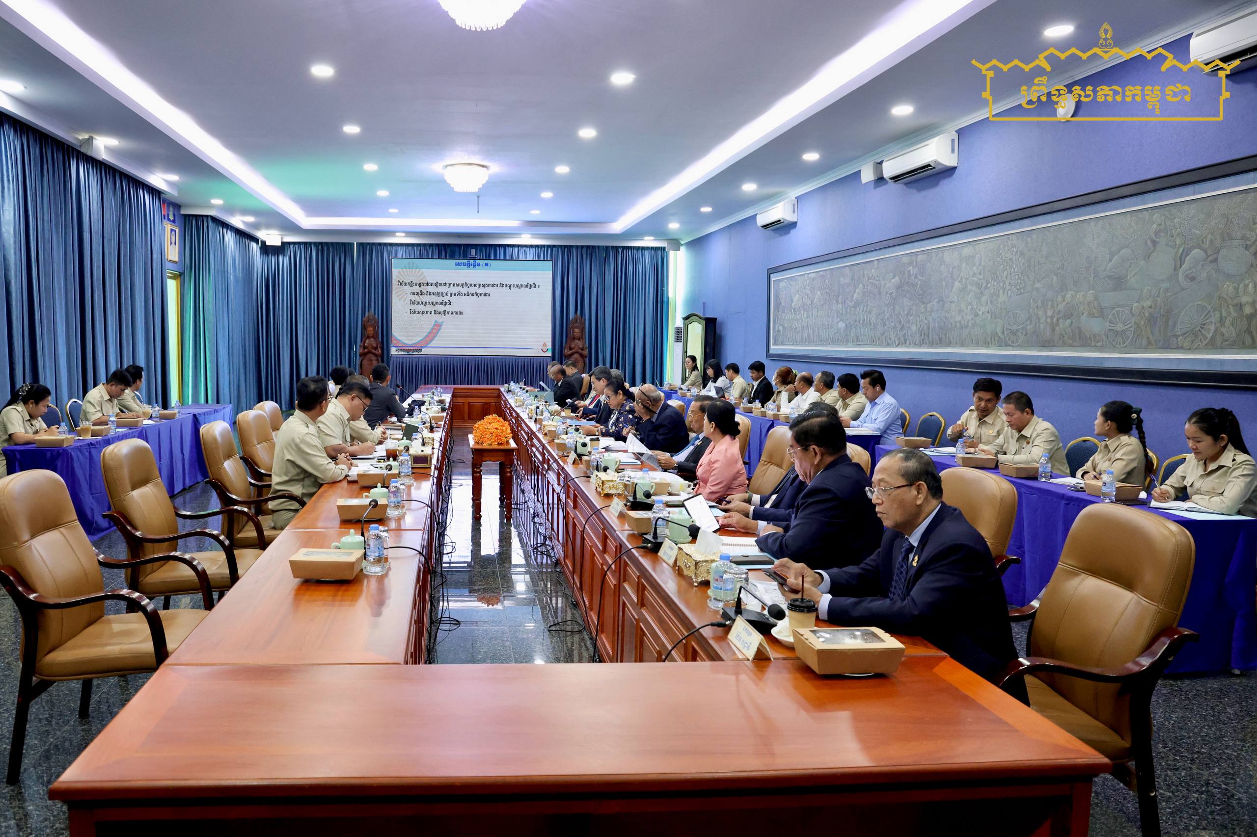 គណៈកម្មការទី៨ ទី៥ និងទី១ នៃព្រឹទ្ធសភា ប្រជុំពិភាក្សាការងារ និងស្តាប់ការធ្វើបទបង្ហាញរបស់អគ្គនាយកដ្ឋានស្រាវជ្រាវ ស្តីពីការសិក្សាស្រាវជ្រាវឯកសារ ស្តីពីក្រសួងការងារ និងបណ្តុះបណ្តាលវិជ្ជាជីវៈ