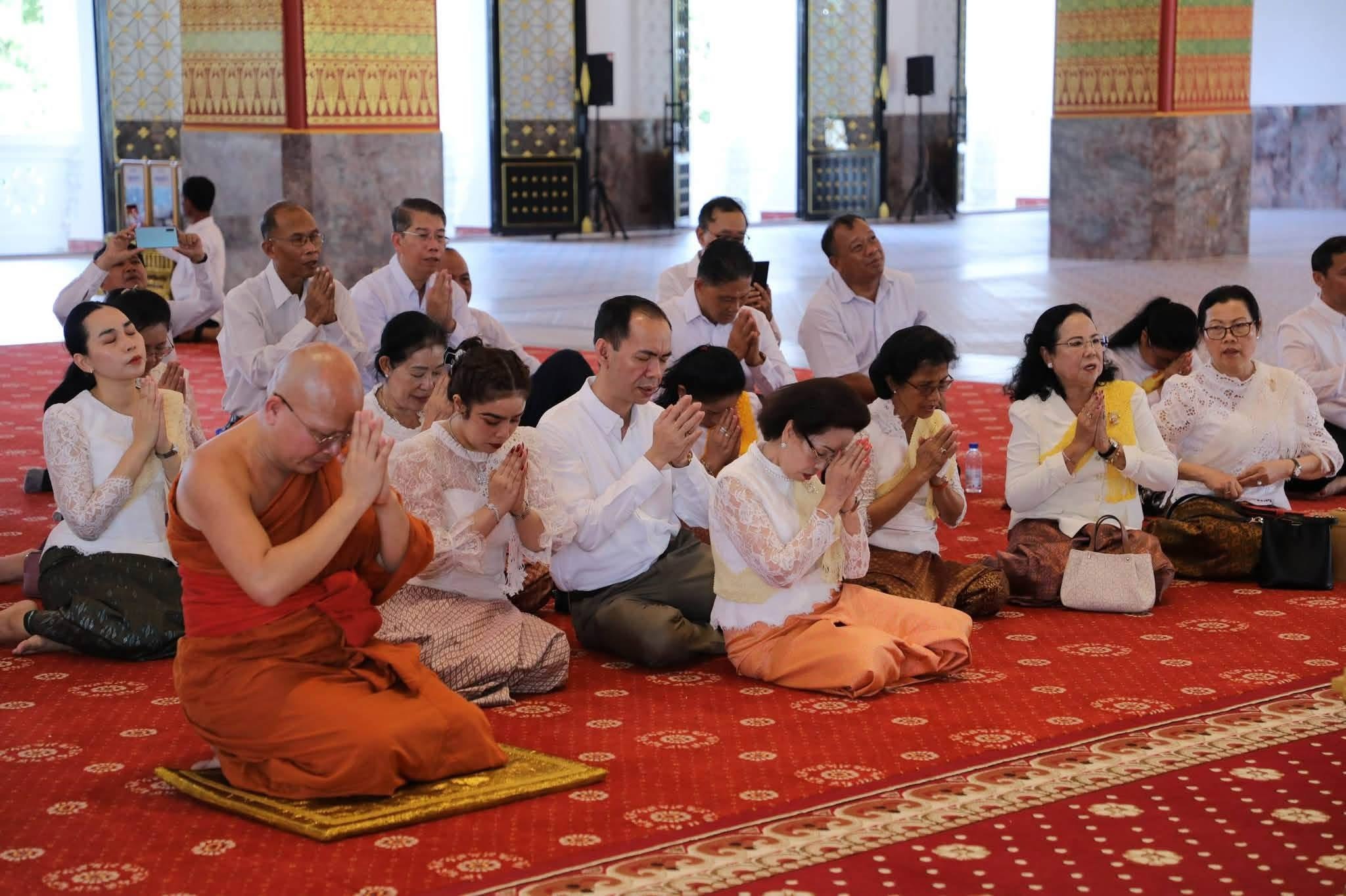 លោកជំទាវបណ្ឌិត​ អ៊ុក​ ម៉ាលី​ អញ្ជេីញនាំយកទេយ្យទាន និងទៀនចំណាំព្រះវស្សា ប្រគេនព្រះសង្ឃគង់ចាំព្រះវស្សានៅវត្តនិគ្រោធវ័ន (ហៅវត្តគល់ទទឹង)