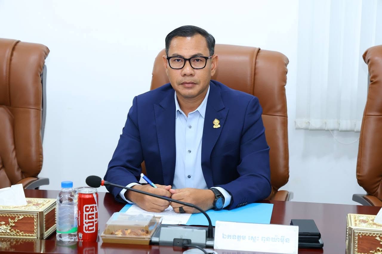 ឯកឧត្តម ស្លេះ ពុនយ៉ាម៉ីន ឧបត្ថម្ភថវិកាជូនគ្រួសារខ្វះខាតរងគ្រោះដោយសារគ្រោះថ្នាក់ចរាចរណ៍ ម្តាយបាក់ដៃ កូនបាក់ជើង នៅស្រុកព្រៃឈរ