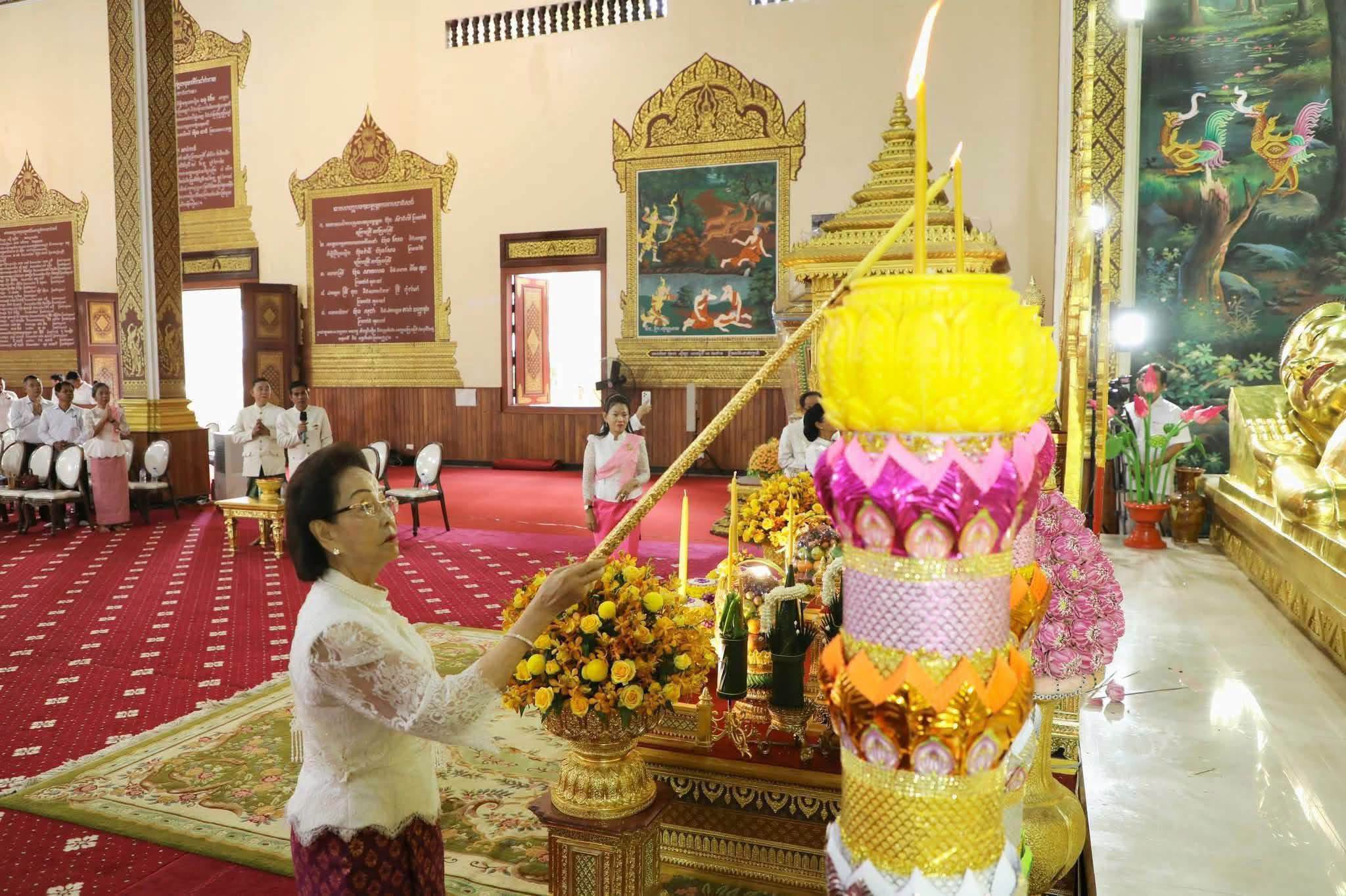 លោកជំទាវបណ្ឌិត​ អ៊ុក​ ម៉ាលី អញ្ជើញបូជាគ្រឿងសក្ការៈថ្វាយព្រះរតនត្រ័យ ព្រមទាំងនាំយកទេយ្យទាន និងទៀនចំណាំព្រះវស្សារបស់សម្តេចទាំងទ្វេ ទៅវេរប្រគេនចំពោះ សម្តេចព្រះពុទ្ធជ័យមុនី បណ្ឌិត ឃឹម សន និងសម្តេចព្រះមង្គលមុនីរង្សី ហ៊ូ ឈីវនាថ