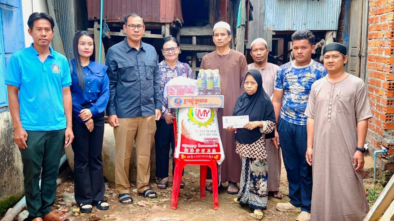 ឯកឧត្តម ស្លេះ ពុនយ៉ាមុីន អញ្ជើញចុះសួរសុខទុក្ខប្រជាពលរដ្ឋមានការខ្វះខាតចំនួនពីរគ្រួសារ នៅភូមិរកាក្រោម សង្កាត់សំបួរមាស ក្រុងកំពង់ចាម