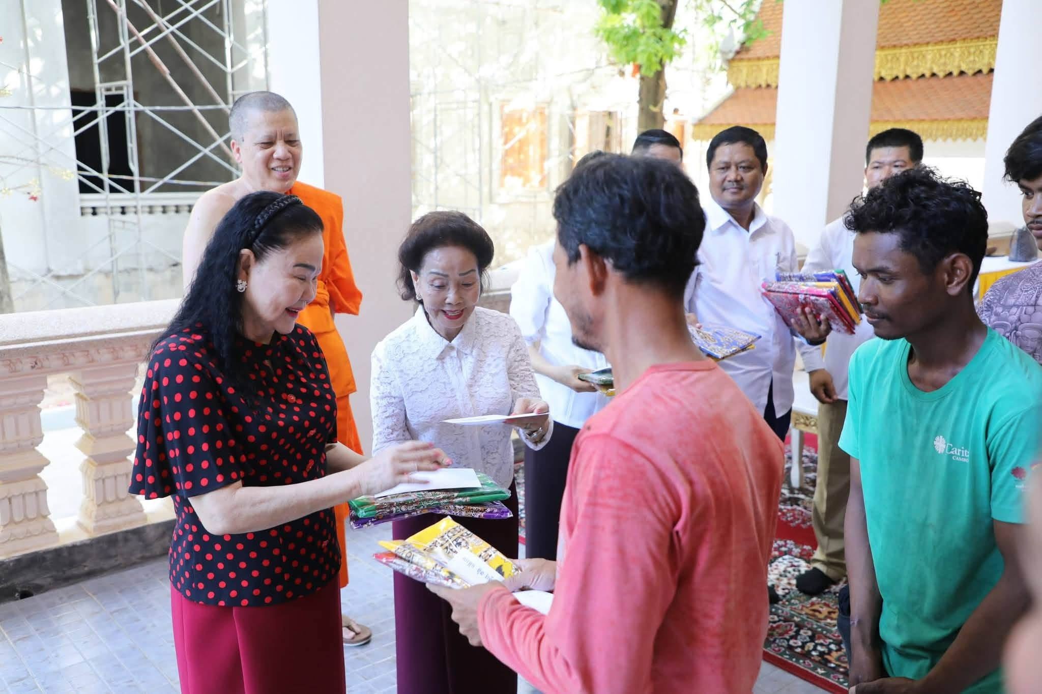 លោកជំទាវបណ្ឌិត អ៊ុក ម៉ាលី​ អញ្ជើញអមដំណើរ សម្តេចកិត្តិព្រឹទ្ធបណ្ឌិត ប៊ុន រ៉ានី ហ៊ុនសែន ប្រធានកាកបាទក្រហមកម្ពុជា អញ្ជើញសំណេះសំណាល និងចែកអំណោយមនុស្សធម៌ជូនកម្មករ-កម្មការិនី ៨៦នាក់
