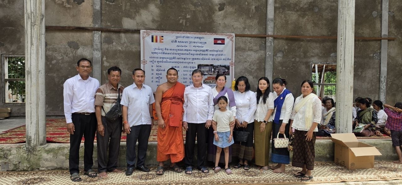 លោកជំទាវ ចឹក ហេង អញ្ជើញនាំយកទៀនព្រះវស្សា និងទេយ្យទាន ព្រមទាំងថវិកា ប្រគេនដល់ព្រះសង្ឃគង់ចាំព្រះវស្សា នៅវត្តសុវណ្ណគីរី ក្នុងស្រុកឆែប ខេត្តព្រះវិហារ
