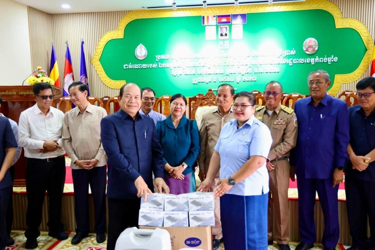 ឯកឧត្តម អ‍៊ឹង លាងហ៊ួ អញ្ជើញចូលរួមជាកិត្តិយសក្នុងពិធីប្រគល់ឧបករណ៍ផលិតអុកស៊ីសែន និងអាល់កុល ជូនដល់មន្ទីរពេទ្យបង្អែក និងមណ្ឌលសុខភាពមួយចំនួន ក្នុងខេត្តកំពង់ឆ្នាំង