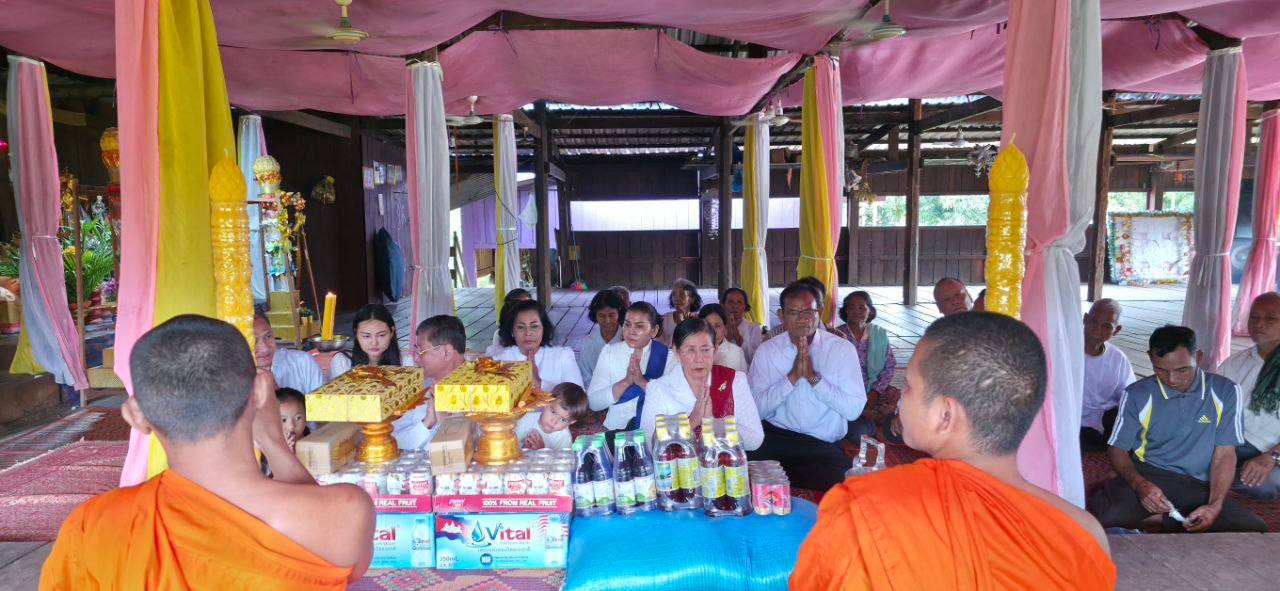 លោកជំទាវ ចឹក ហេង អញ្ជើញនាំយកទៀនព្រះវស្សា និងទេយ្យទាន ព្រមទាំងថវិកា ប្រគេនដល់ព្រះសង្ឃគង់ចាំព្រះវស្សា នៅវត្តទេពនិមិត្ត ក្នុងស្រុកឆែប ខេត្តព្រះវិហារ