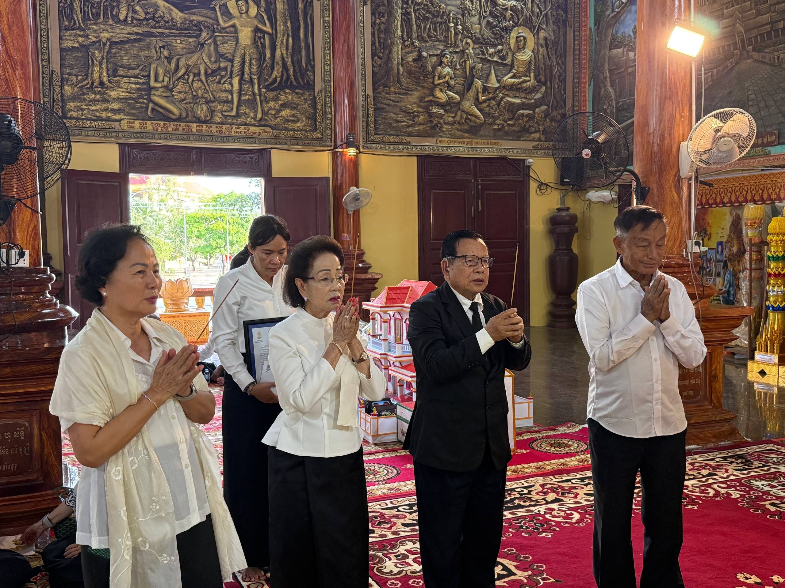 ឯកឧត្ដម​ ឈួន​ ឡេង​ និងលោកជំទាវបណ្ឌិត​ អ៊ុក​ មាលី​ អញ្ជេីញចូលរួមពិធីបុណ្យសព​ឧបាសិកា លីម អេងលាន