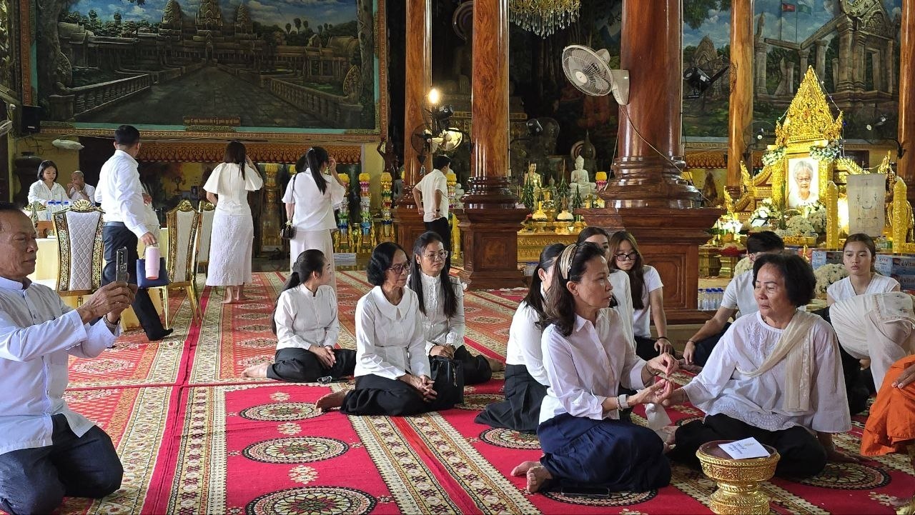 លោកជំទាវ មុំ សណ្ដាប់ សមាជិកក្រុមសមាជិកាព្រឹទ្ធសភា អញ្ជេីញចូលរួមពិធីបុណ្យសព​ឧបាសិកា លឹម អេងលាន