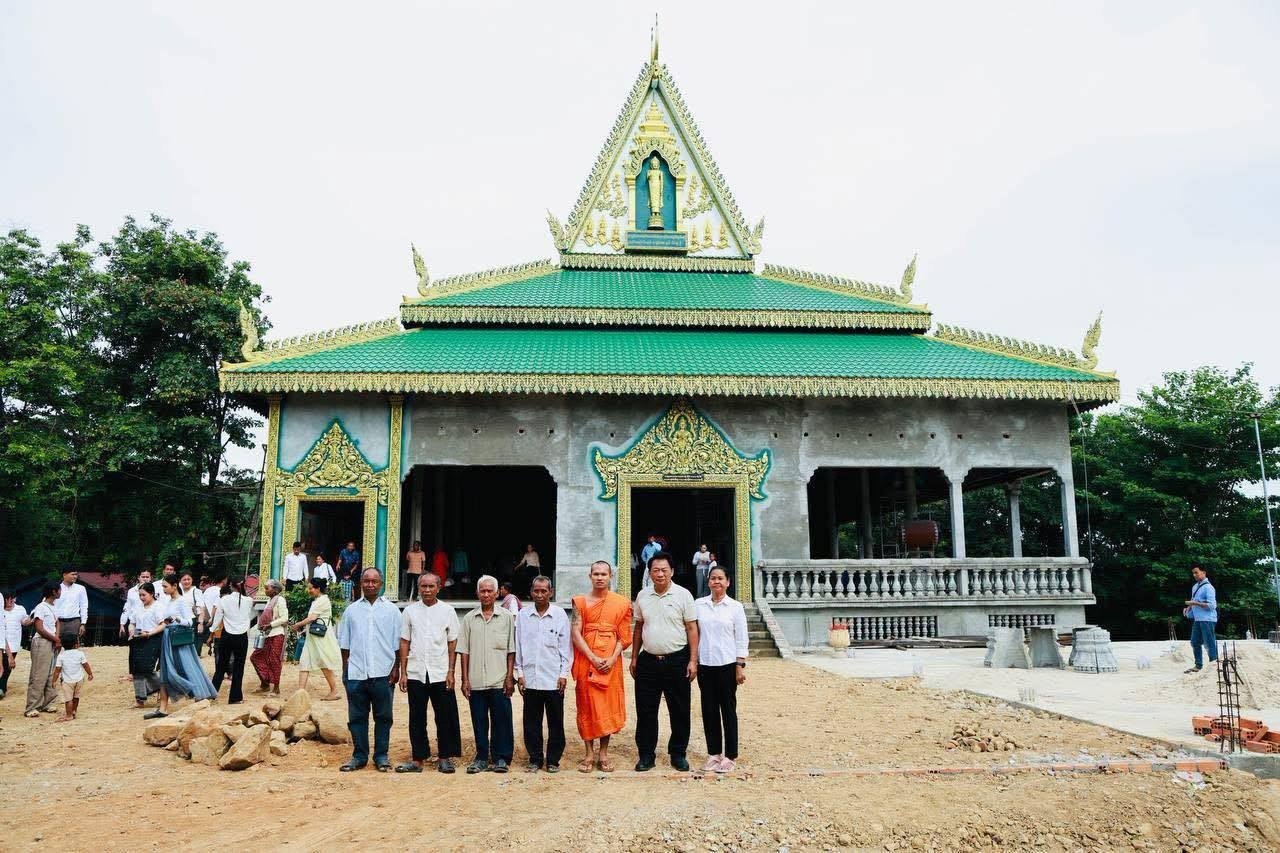 ឯកឧត្តមបណ្ឌិត​ ម៉ុង​ ឫទ្ធី​ អញ្ជេីញនាំយក​ទៀន​ចំណាំព្រះវស្សា​ បច្ច័យ​ គ្រឿង​ឧបភោគ​ បរិភោគ ទៅប្រគេន​ព្រះសង្ឃនៅវត្ត​តំណាក់ស្តេច​ ក្នុងខេត្ត​កំពង់​ស្ពឺ​