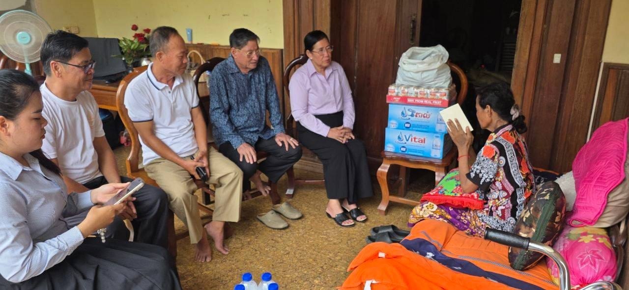 លោកជំទាវ ចឹក ហេង អញ្ជើញចុះសួរសុខទុក្ខលោកស្រី សុខ សារី កំពុងសម្រាកព្យាបាលជំងឺនៅគេហដ្ឋាន