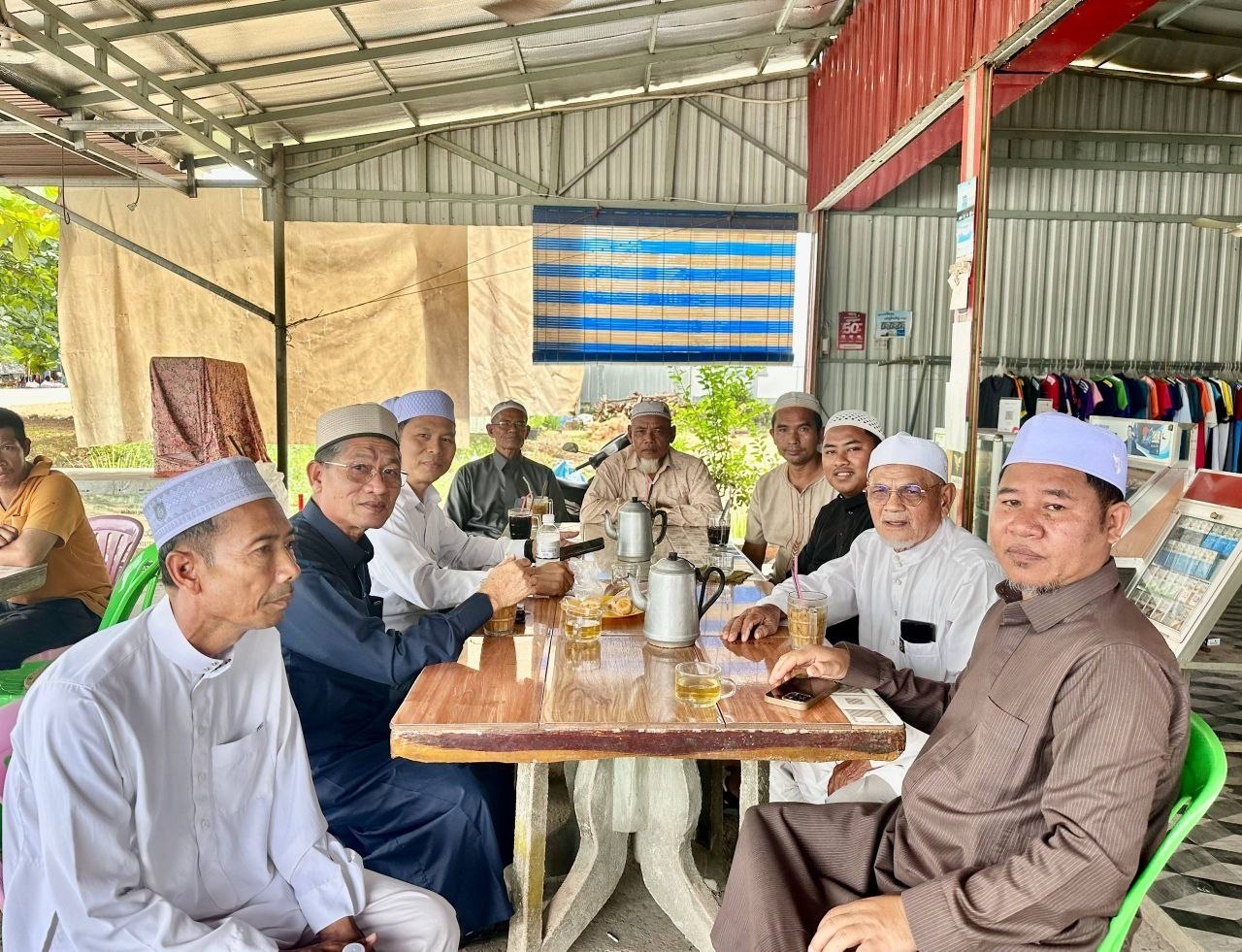 ឯកឧត្តម លី សារី អញ្ជើញចុះសួរសុខទុក្ខថ្នាក់ដឹកនាំខ្មែរអ៉ិស្លាម និងគោរពវិញ្ញាណក្ខន្ធប្រជាពលរដ្ឋ នៅខេត្តកំពត
