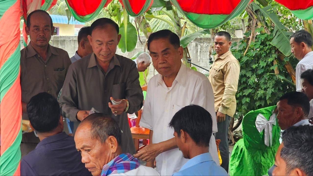ឯកឧត្តម សត ណាឌី អញ្ជើញចូលរួមប្រគល់ផ្ទះជូនលោកយាយ ញ៉ូវ ពួន និងជួបសំណេះសំណាលជាមួយប្រជាពលរដ្ឋនៅក្នុងភូមិដូនឯម ឃុំគោកដូង ស្រុកអង្គរជុំ ខេត្តសៀមរាប
