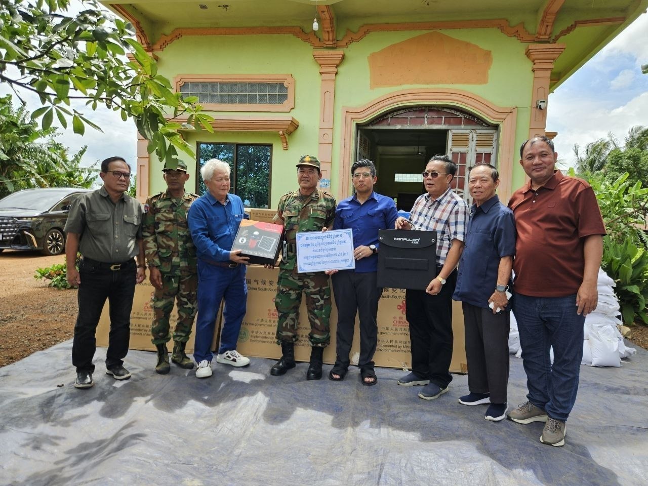 ក្រុមទីប្រឹក្សាអនុប្រធានទី១ព្រឹទ្ធសភា អញ្ជើញប្រគល់អណ្តូងទឹក សម្ភារៈ និងស្បៀងមួយចំនួន ជូនដល់វីរកងទ័ពប្រចាំនៅខេត្តព្រះវិហារ