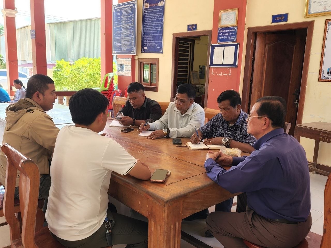 ឯកឧត្ដមបណ្ឌិត អ៊ុក គង់ អញ្ជើញជួបសំណេះសំណាលជាមួយអាជ្ញាធរឃុំជ្រៃ ស្រុកថ្មគោល ខេត្តបាត់ដំបង