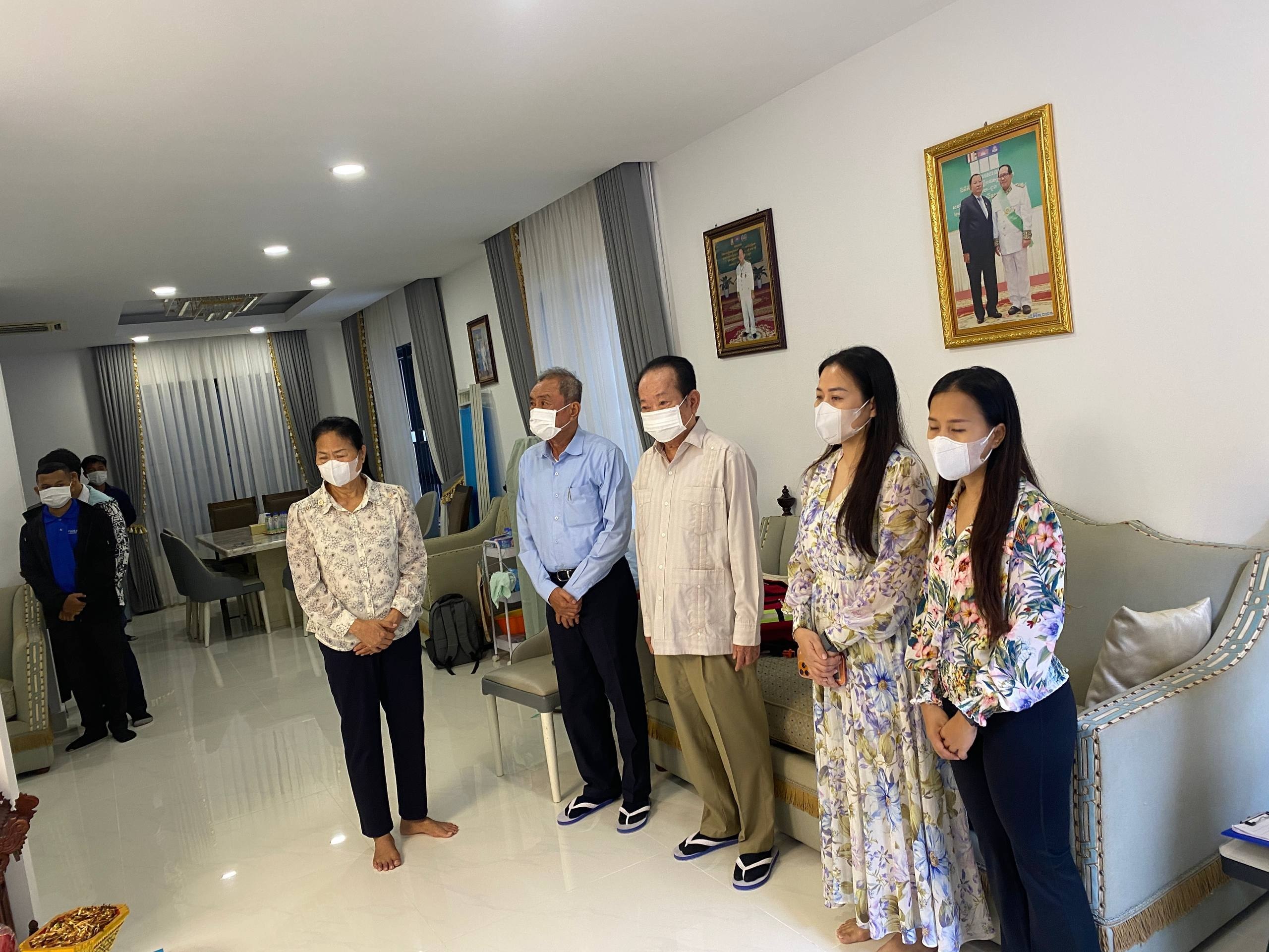 ឯកឧត្តម អ៊ុ សារឹទ្ធ និងឯកឧត្តម ម៉ែន ស៊ីផាន់ អញ្ជើញសួរសុខទុក្ខ ឯកឧត្តម ទឹម ផន និងលោកជំទាវ ដល់គេហដ្ឋាន
