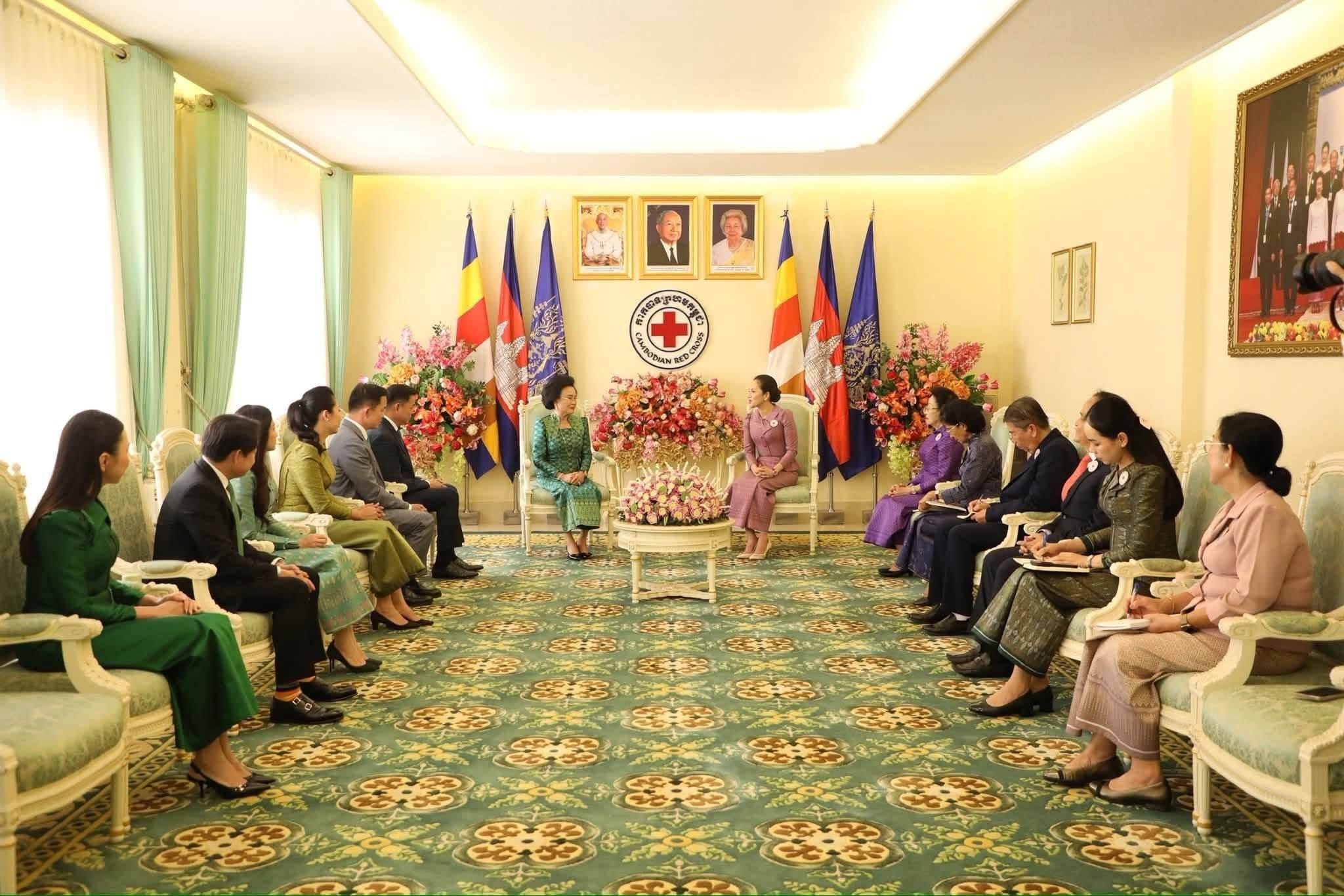 លោកជំទាវ​បណ្ឌិត​ អ៊ុក​ ម៉ាលី​ អញ្ជេីញចូលរួមពិធីប្រគល់-ទទួលថវិការបស់ក្រុមហ៊ុនជីបម៉ុង ឧបត្ថម្ភជូនកាកបាទក្រហមកម្ពុជា​